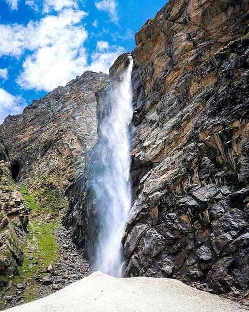 Trek to Vasudhara Falls