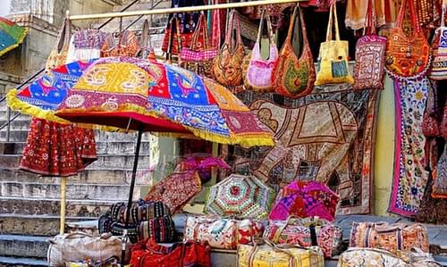 Hathi Pol Bazaar: Do Traditional Shopping