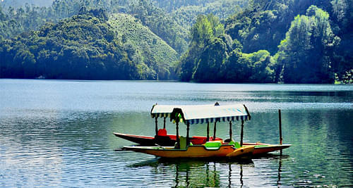 Enjoy a boat ride at Kundala Lake