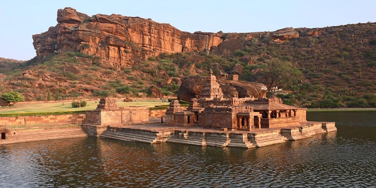 https://traveleva.gumlet.io/packages/285/285_1574836652_Badami.jpeg?w=1244